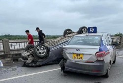 Điều tra vụ va chạm giữa hai ô tô, một xe lật ngửa trên cầu Vĩnh Tuy