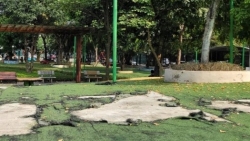 Công viên Cầu Giấy xuống cấp “bẫy” trẻ nhỏ