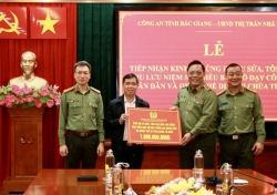 Công an TP Hà Nội trao tặng 1 tỷ đồng tu bổ khu lưu niệm Bác Hồ dạy CAND