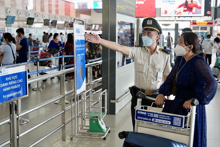 Nhân viên ANHK tận tình hướng dẫ ... n màn hình thông báo bay (FIDS)