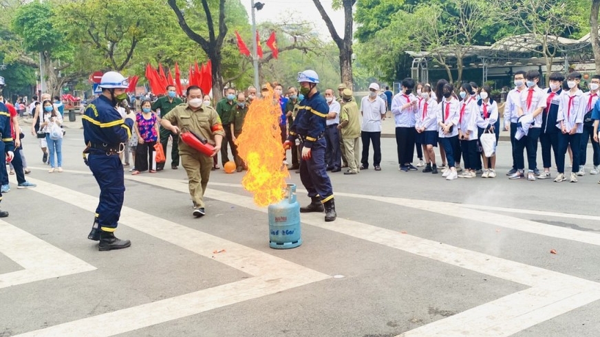 Tuyên truyền, hướng dẫn kỹ năng phòng cháy chữa cháy tại không gian đi bộ Hoàn Kiếm