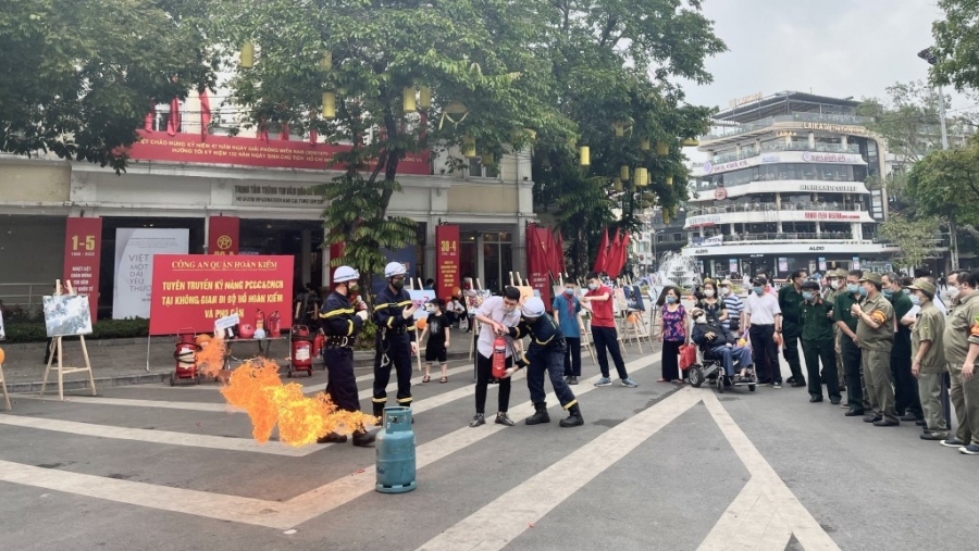 Tuyên truyền, hướng dẫn kỹ năng phòng cháy chữa cháy tại không gian đi bộ Hoàn Kiếm