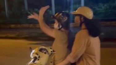 Cô gái trẻ "múa quạt" khi điều khiển xe máy bị phạt gần 9 triệu đồng