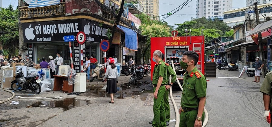 Lực lượng chức năng tham gia chữa cháy