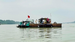 Hà Nội: Lực lượng chức năng nỗ lực tìm kiếm hai mẹ con rơi xuống sông Hồng