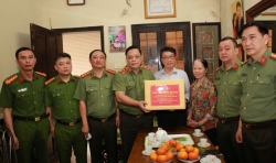 Giám đốc Công an TP Hà Nội thăm, tặng quà cán bộ hưu trí