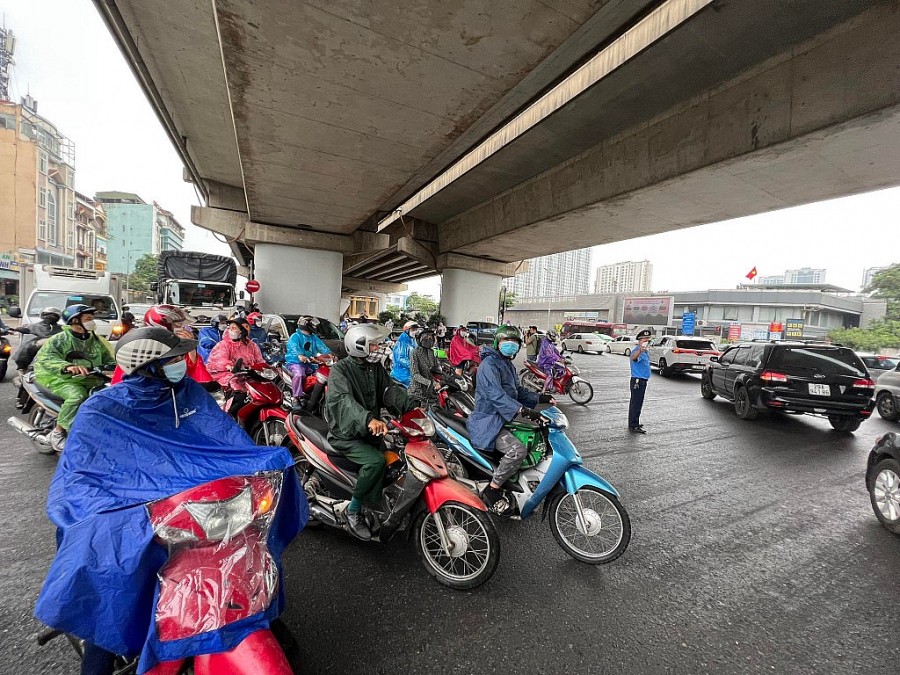 Lực lượng thanh tra giao thông phối hợp điều tiết giao thông