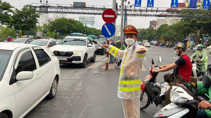 CSGT Hà Nội phân luồng cho người dân tham gia giao thông trong kỳ nghỉ lễ 30/4