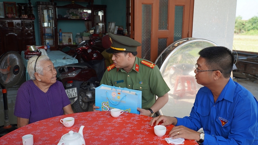 Đoàn đến thăm hỏi, động viên, tặng quà Mẹ Việt Nam anh hùng