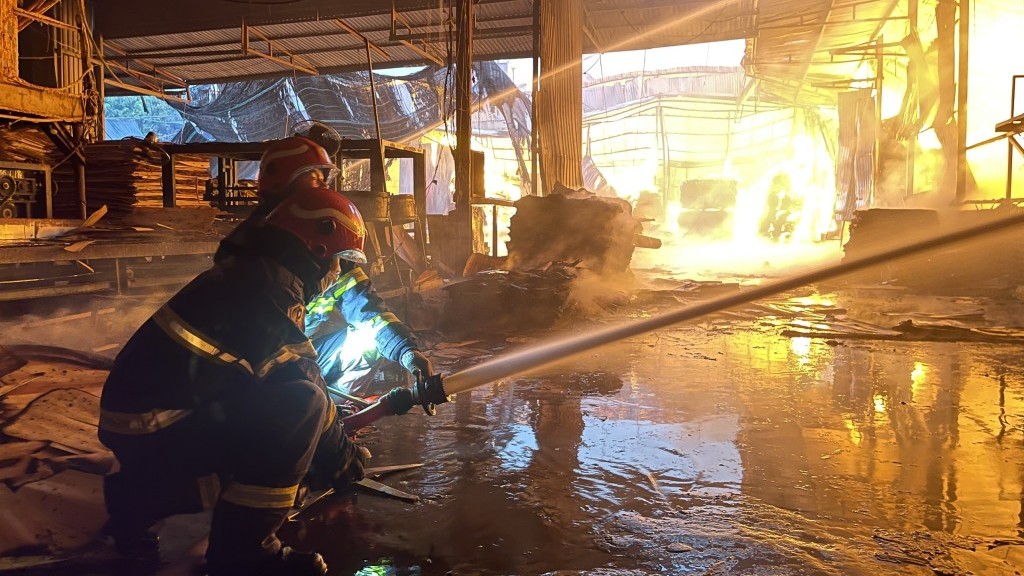 Tiếp tục cảnh báo cháy sau khi “bà hỏa” ghé xưởng gỗ ở làng nghề Tân Hội