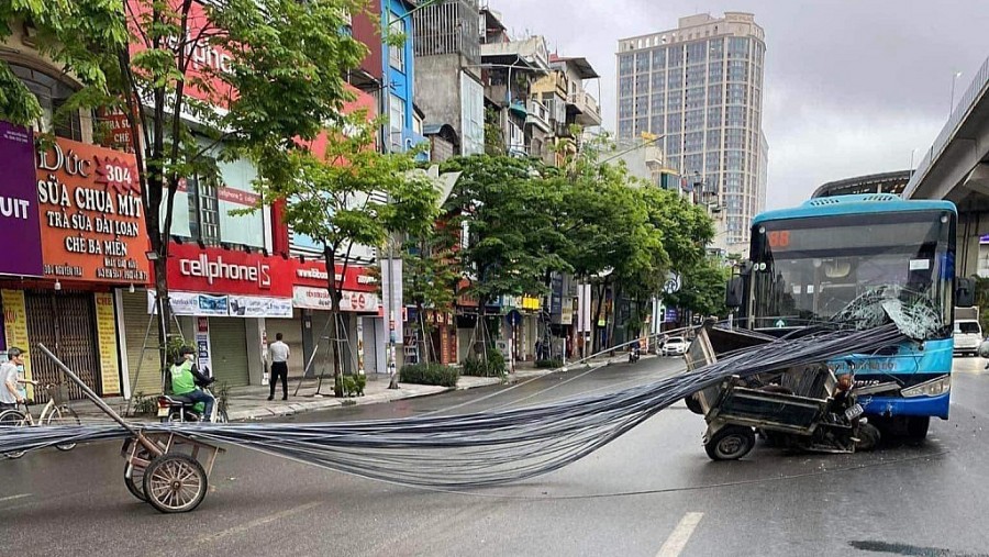 Thanh sắt đâm xuyên kính lái