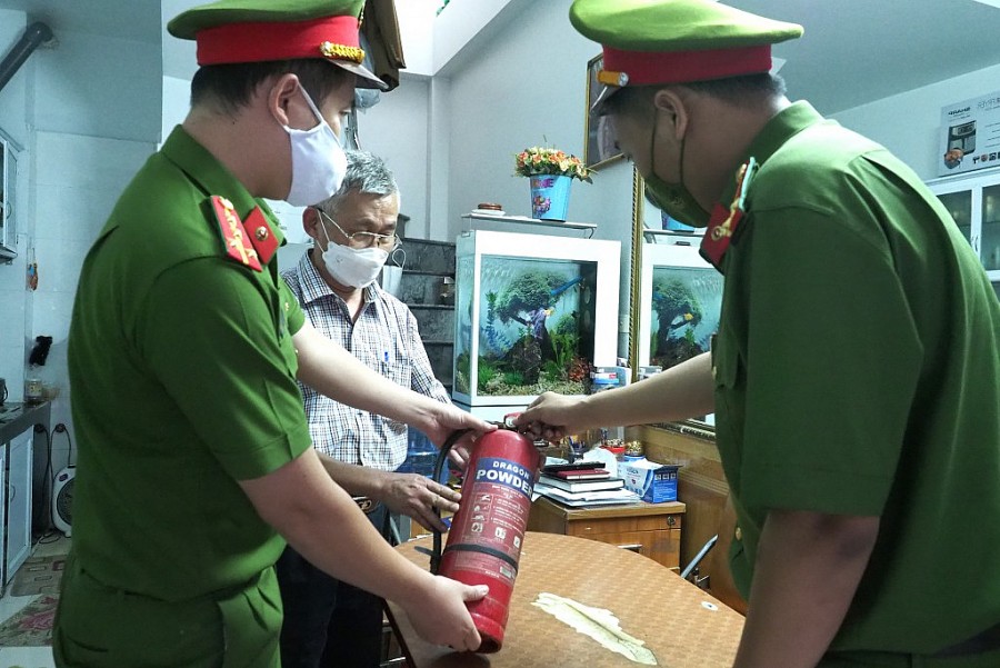 Lực lượng chức năng thường xuyên kiểm tra, hướng dẫn người dân trên địa bàn thực hiện tốt mô hình PCCC