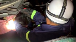 Cận cảnh lực lượng chức năng cắt cabin ô tô tai nạn, cứu sống 3 người