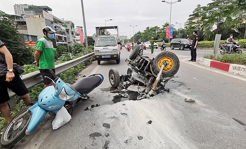 Xe tự chế bốc cháy trên đường vành đai 2