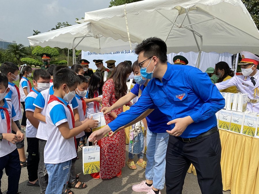 Tặng quà cho du khách đến thăm Lăng Bác dịp 19/5