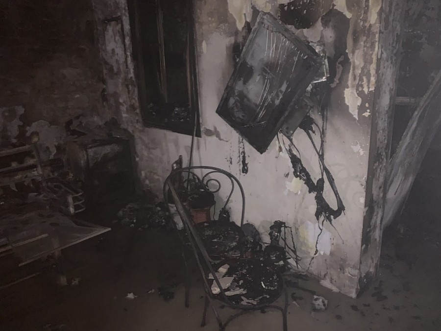 Khu nhà bị ám khói nặng sau đám cháy