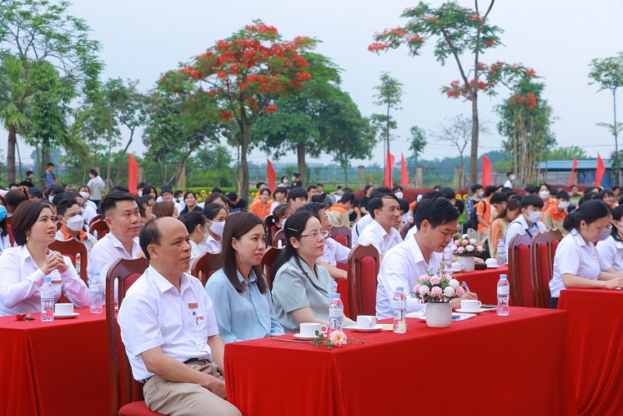 Bà Trần Minh Huyền - Vụ trưởng Vụ công tác học sinh sinh viên, Tổng cục Giáo dục nghề nghiệp; Ban giám hiệu và Viên chức, người lao động Nhà trường