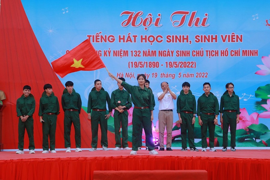 Tiết mục: Bác cùng chúng cháu hành quân - Khoa Cơ khí Động lực