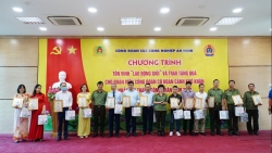 Tôn vinh "Lao động giỏi" và tặng quà cho đoàn viên khó khăn nhân Tháng Công nhân 2022