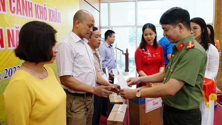 Trao tặng quà cho đoàn viên công đoàn khó khăn