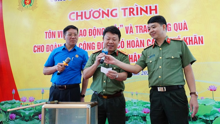 Trong khuôn khổ chương trình, 5 phần quà đã được trao trực tiếp cho đoàn viên công đoàn bốc thăm may mắn.