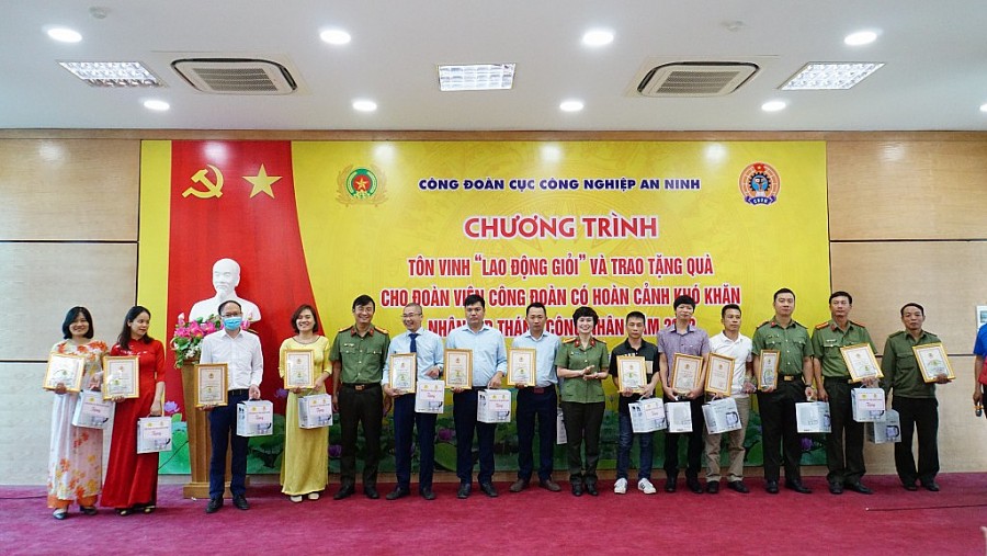 Các đoàn viên công đoàn được tuyên dương Lao động giỏi