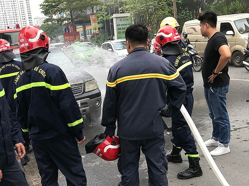 Cầu Giấy (Hà Nội): Dập tắt đám cháy ô tô trên đường Phạm Văn Bạch