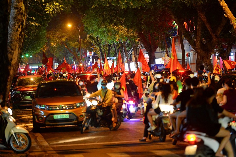 Khắp ngả đường của Thủ đô Hà Nội đã tràn ngập sắc đỏ sau chiến thắng của đội tuyển bóng đá Nam