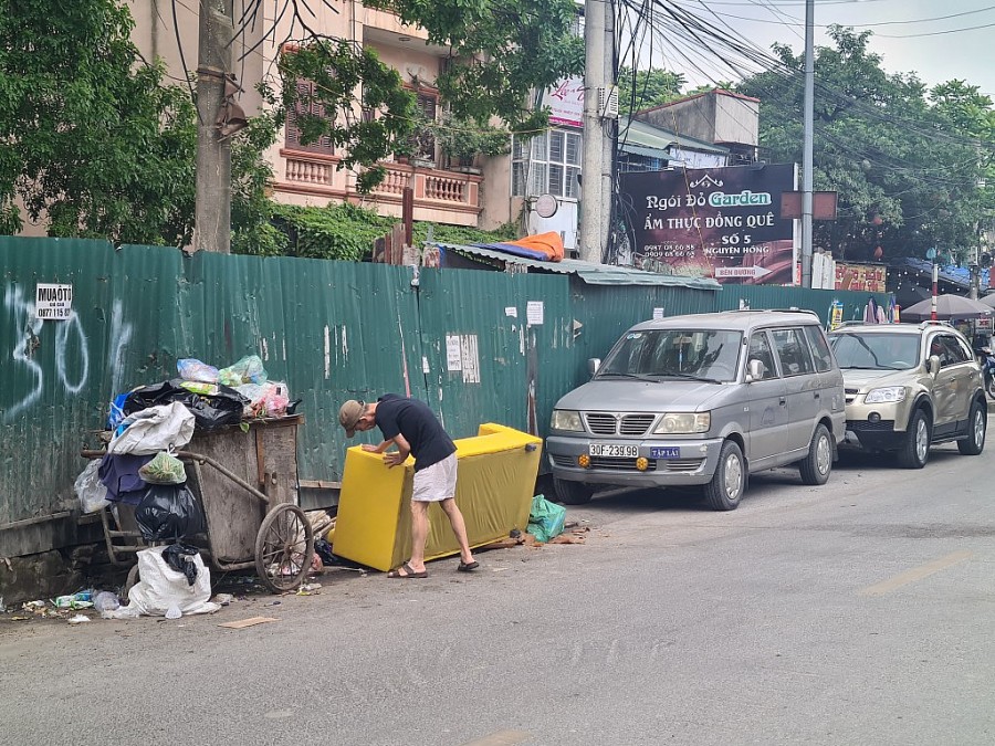 Phường Thành Công (Ba Đình): Xe ô tô “thu hẹp” lòng đường Nguyên Hồng