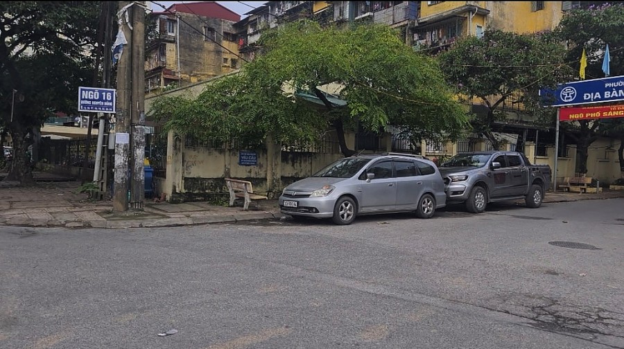 Phường Thành Công (Ba Đình): Xe ô tô “thu hẹp” lòng đường Nguyên Hồng