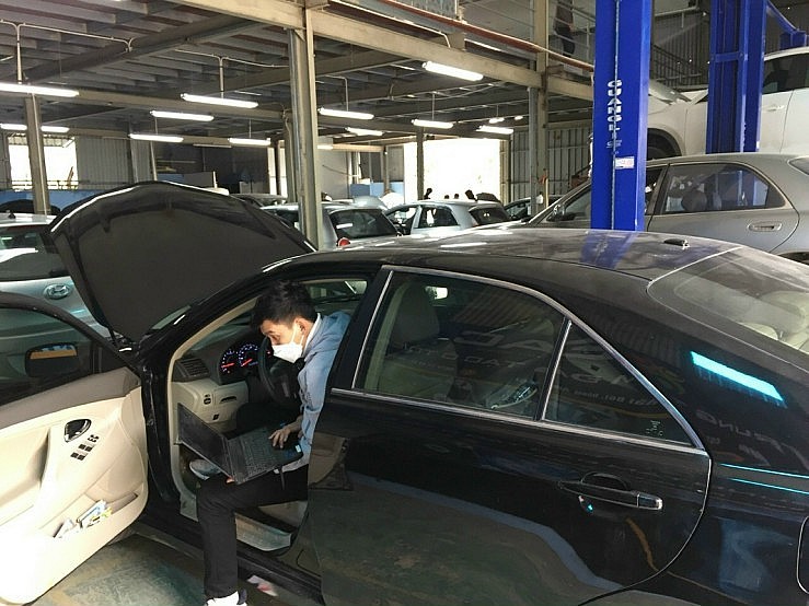 Đăng kiểm viên đang kiểm tra các chi tiết xe khi đăng kiểm (ảnh minh hoạ, nguồn IT)