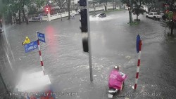 Cơn mưa lớn kéo dài khiến nhiều tuyến đường Hà Nội ngập úng