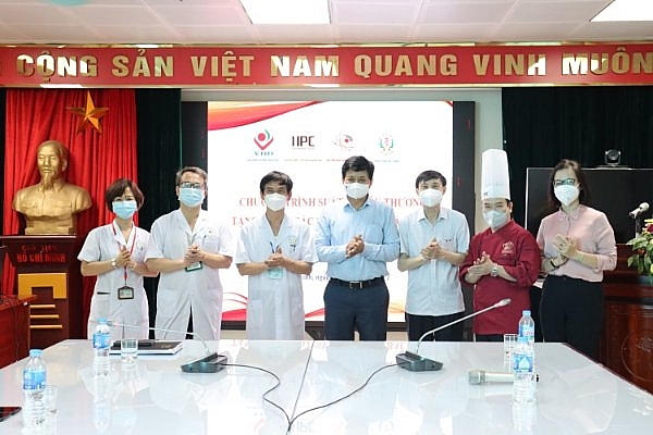 Ban tổ chức đã trao 324 suất ăn đầu tiên dành tặng cho cán bộ y tế Bệnh viện Đa khoa tỉnh.