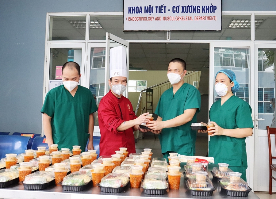 Đại diện Hội Đầu bếp chuyên nghiệp Hà Nội trực tiếp trao suất ăn cho các y, bác sĩ.