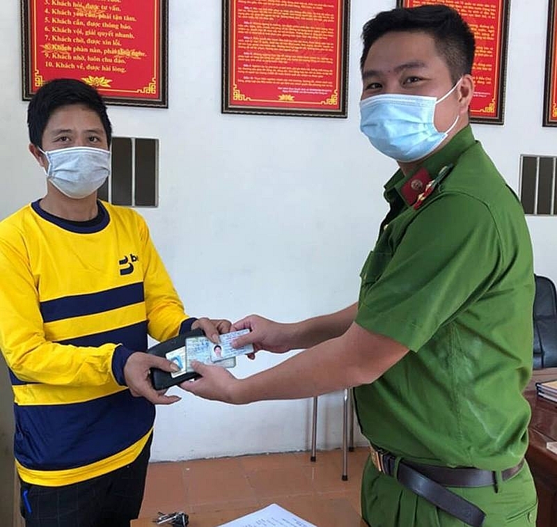 Thượng úy Ngô Minh Ngọc trao trả lại tài sản nhặt được cho người dân