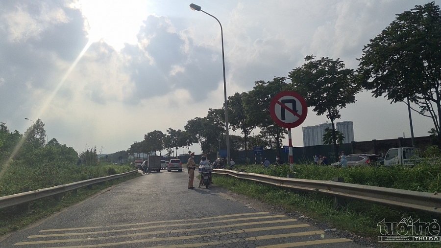 Người điều khiển xe mô tô đi vào phần đường dành cho xe ô tô trên Đại lộ Thăng Long