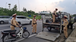 Xử lý nghiêm tình trạng xe mô tô đi vào đường ô tô trên đại lộ Thăng Long