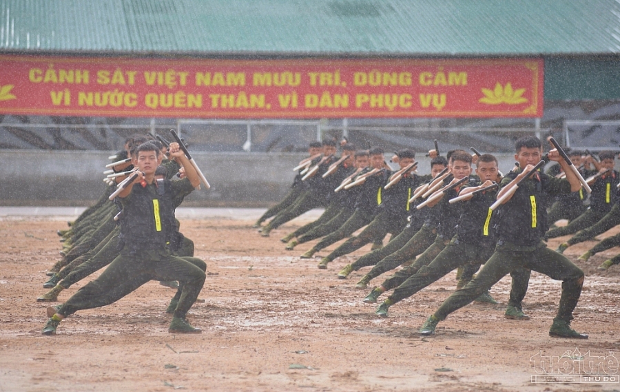 Những người lính trẻ bất chấp cơn mưa lớn vẫn hoàn thành xuất sắc bài biểu diễn võ thuật