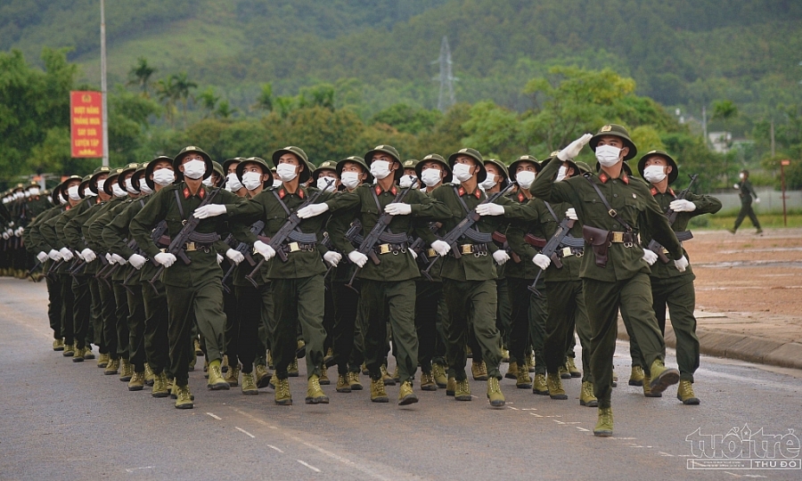 Các chiến sĩ trẻ duyệt binh qua lễ đài