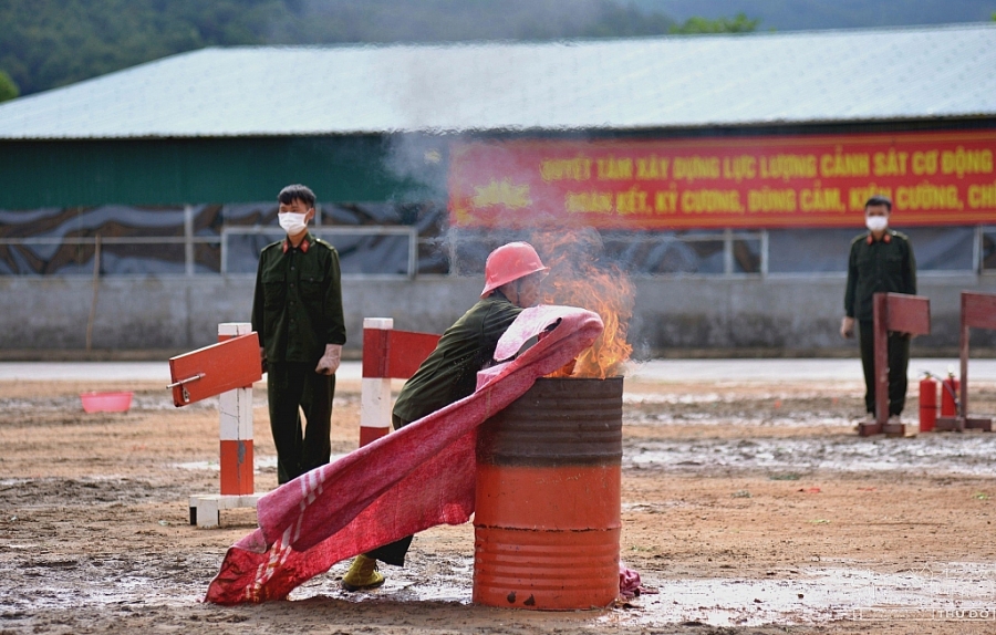 Một trong những nội dung huấn luyện của chiến sĩ cảnh sát cơ động