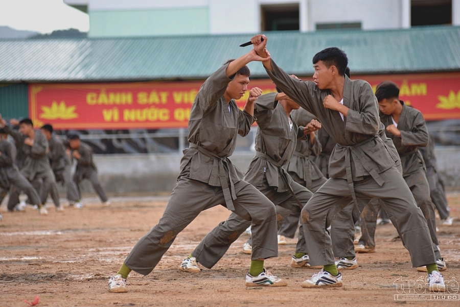 Các chiến sĩ cảnh sát cơ động trong bài trình diễn đối kháng 1-1