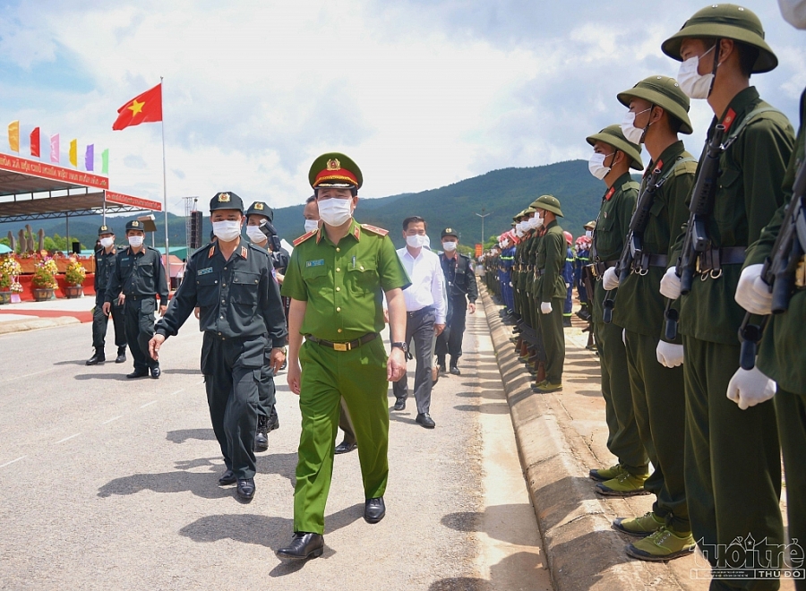 Thứ trưởng Bộ Công an - Thiếu tướng Lê Quốc Hùng, Tư lệnh Bộ Tư lệnh Cảnh sát cơ động - Trung tướng Phạm Quốc Cương, Phó Chủ tịch UBND tỉnh Quảng Ninh - ông Bùi Văn Khắng duyệt đội hình tại lễ bế giảng ngày 11/6