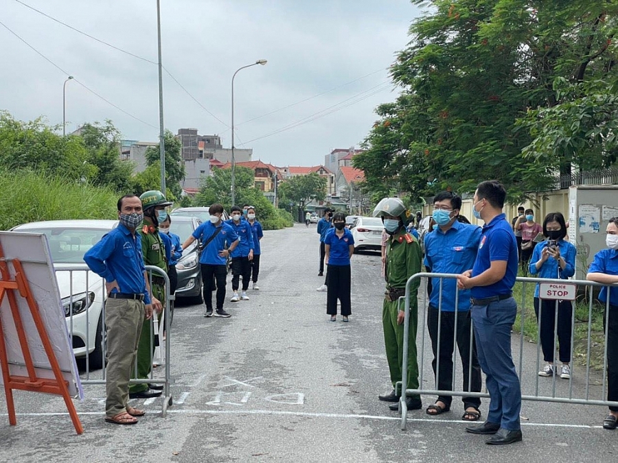 Đoàn thanh niên phối hợp với lực lượng chức năng đảm bảo an toàn tại điểm thi