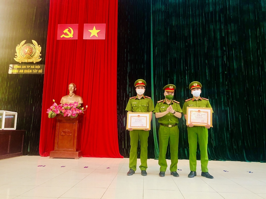 Hai cán bộ Công an quận nhận bằng khen của Chủ tịch UBND TP Hà Nội vì hành động dũng cảm