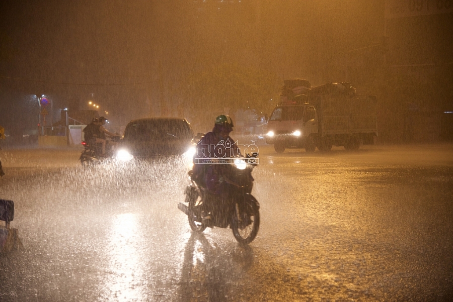 Tuy nhiên, như mọi lần, mưa Hà Nội thường khiến đường về nhà của người dân trở nên dài hơn Tuy nhiên, như mọi lần, mưa Hà Nội thường khiến đường về nhà của người dân trở nên dài hơn