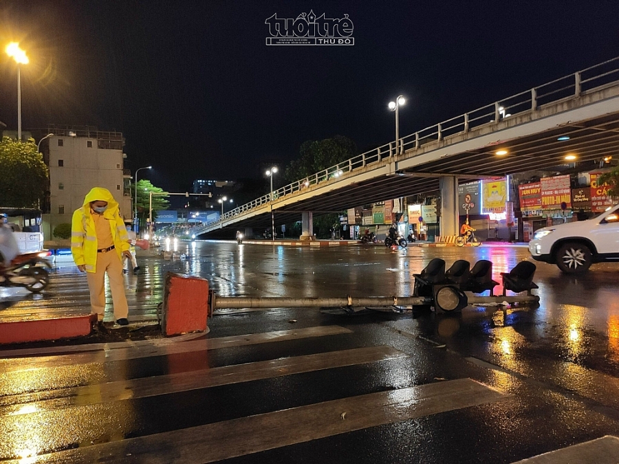 Cột đèn tín hiệu giao thông ở ngã tư Thái Hà - Tây Sơn cũng bị đổ do ảnh hưởng của mưa lớn Cột đèn tín hiệu giao thông ở ngã tư Thái Hà - Tây Sơn cũng bị đổ do ảnh hưởng của mưa lớn
