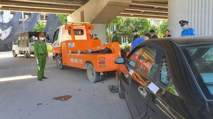 Lực lượng chức năng cẩu kéo phương tiện dừng đỗ sai quy định