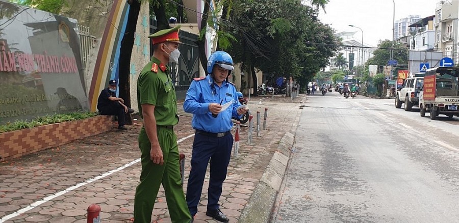 Các thành viên Ban Chỉ đạo 197 phường Thành Công ra quân xử lý vi phạm