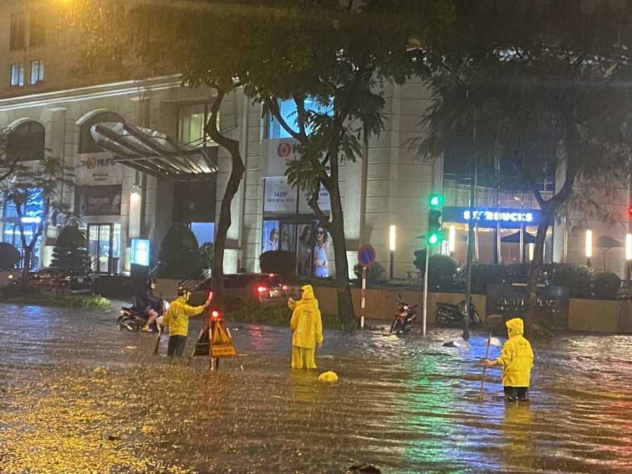 Nút giao Phan Bội Châu - Lý Thường Kiệt lúc 19h ngày 1/6, hiện nước đã rút hết, giao thông đi lại bình thường