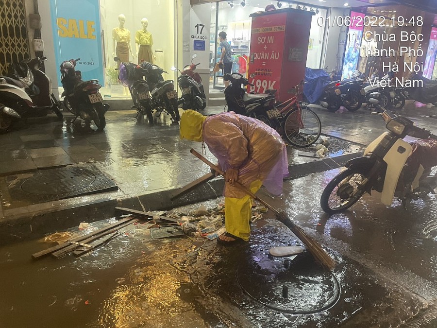 Công nhân vệ sinh mặt đường (đoạn Chùa Bộc, Đống Đa) sau khi nước rút